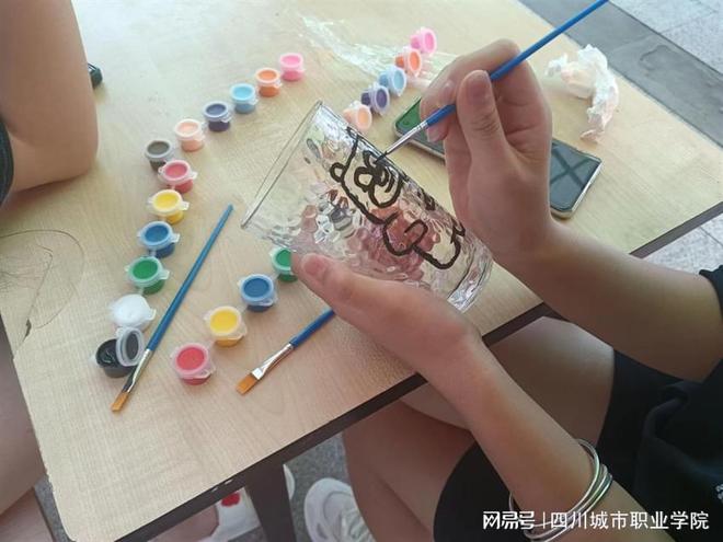 四川城市職業(yè)學(xué)院藝畫DIY活動(dòng) 秀出才藝，共繪文化新篇章
