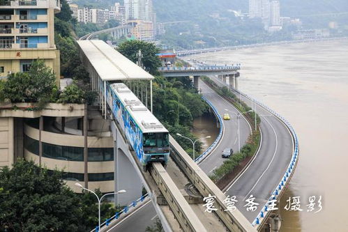 洪峰過境重慶 磁器口與洪崖洞變澤國，南濱路沖鋒舟穿梭